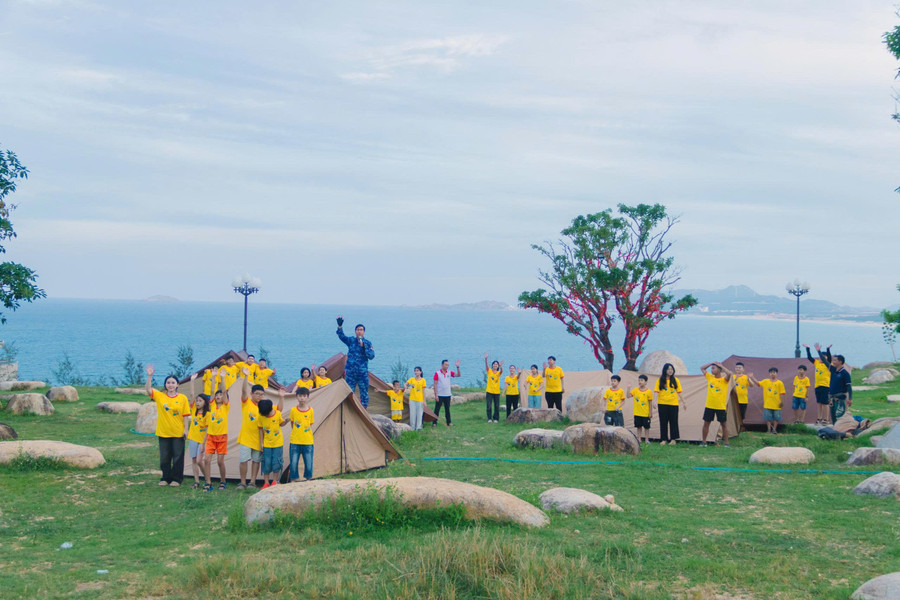 Children excitedly practice new skills outdoors with peers. huong-dan-tre-ky-nang-mem-2.jpg