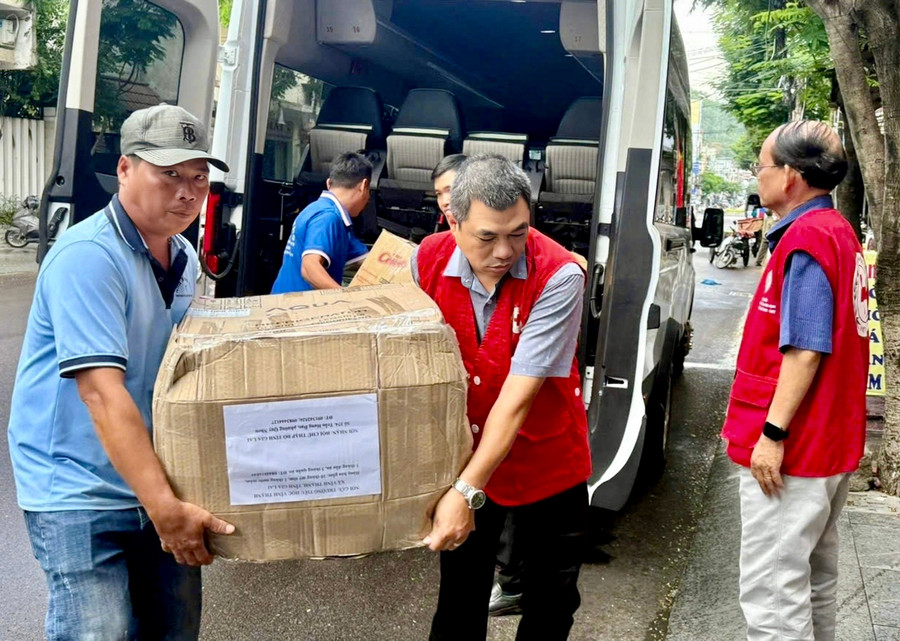 Goods donated by Vinh Thanh Primary School arrived at the provincial Red Cross headquarters on October 8. Photo: ĐVCC hoi-ctd-tinh-tiep-nhan-hang-cuu-tro-6.jpg