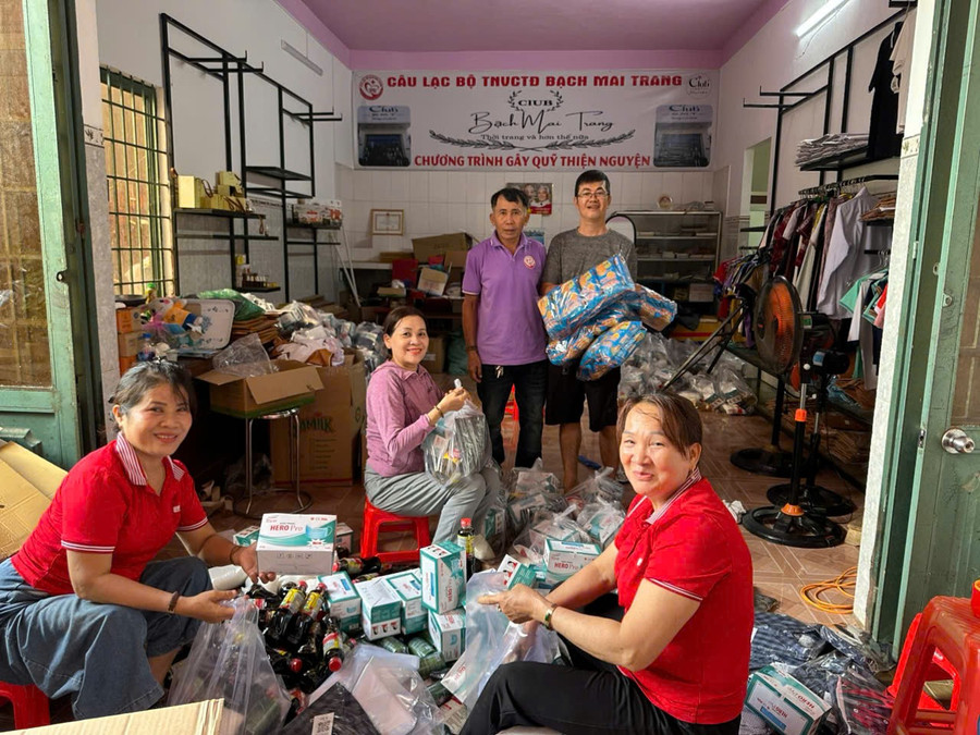 Members of the Bach Mai Trang Red Cross Volunteer Club enthusiastically pack gifts to send to residents of Nong Cong Commune. Photo: D.L hoi-ctd-tinh-tiep-nhan-hang-cuu-tro-3.jpg