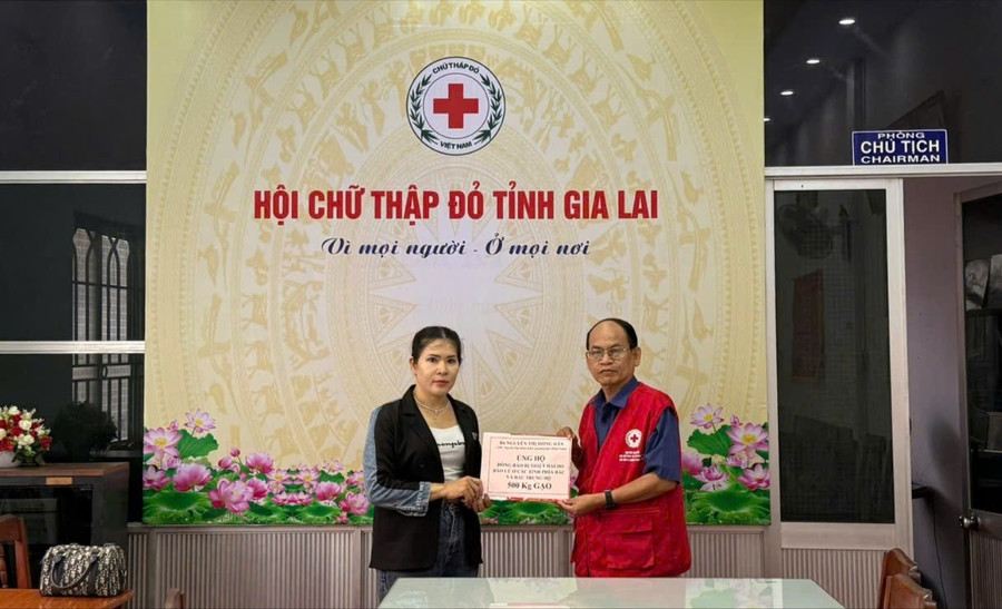 Ms. Dan donates 500 kg of rice to flood victims in response to the call from the Gia Lai Provincial Red Cross. Photo: ĐVCC hoi-ctd-tinh-tiep-nhan-hang-cuu-tro-5-6675.jpg