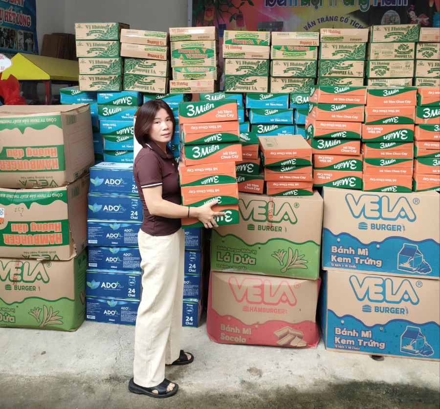 Doan Thi Huong arranges boxes of instant noodles for the relief trip to Nong Cong Commune (Thanh Hoa Province) on October 10. Photo: D.L hoi-ctd-tinh-tiep-nhan-hang-cuu-tro-2-570.jpg