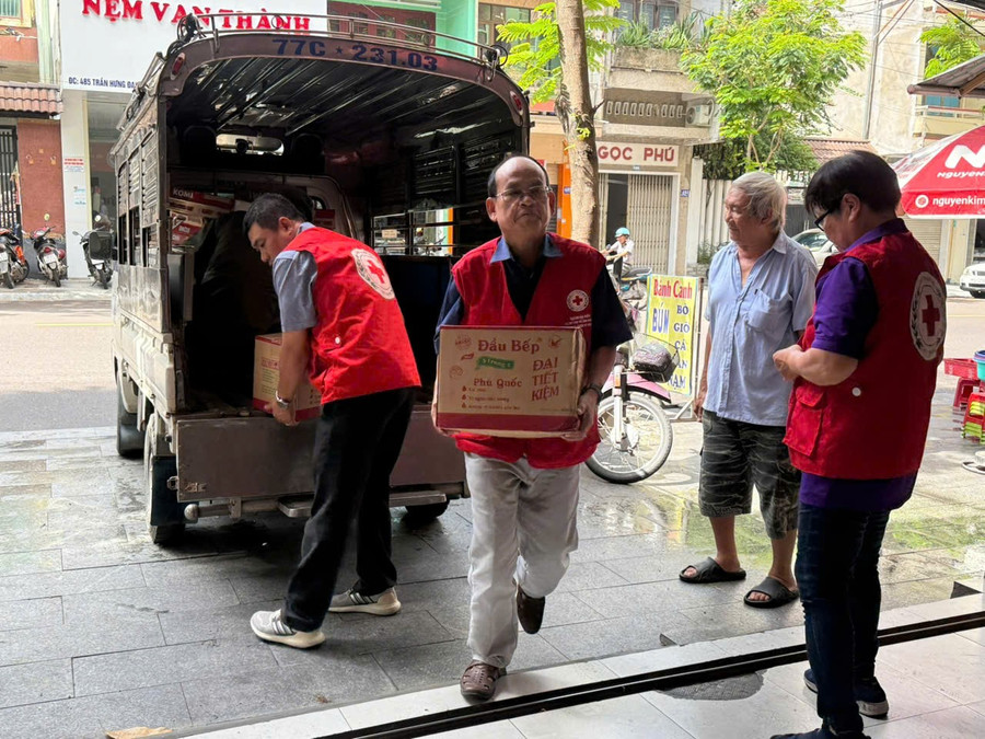 The provincial Red Cross (facility 1) receives relief goods from supporting units. Photo: ĐVCC hoi-ctd-tinh-tiep-nhan-hang-cuu-tro.jpg