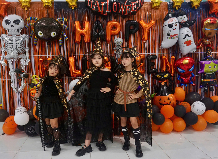 Three adorable “little witches” take a quick check-in photo at the event. Photo: D.L halloween-ngap-tran-tieng-cuoi-6.jpg