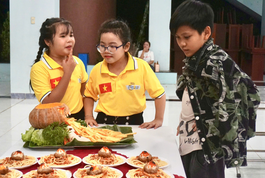 Children delighted by the whimsical treats at the event. Photo: D.L halloween-ngap-tran-tieng-cuoi-9.jpg