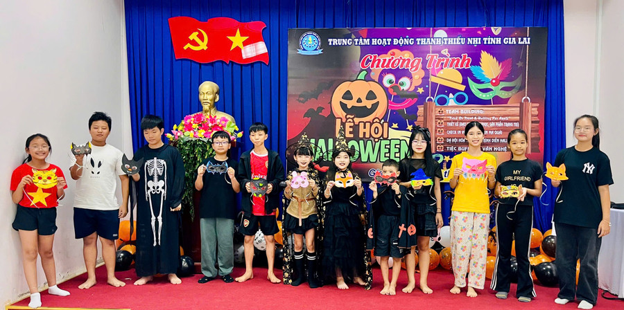 Children excitedly show off their carefully painted masks. Photo: D.L halloween-ngap-tran-tieng-cuoi-2.jpg