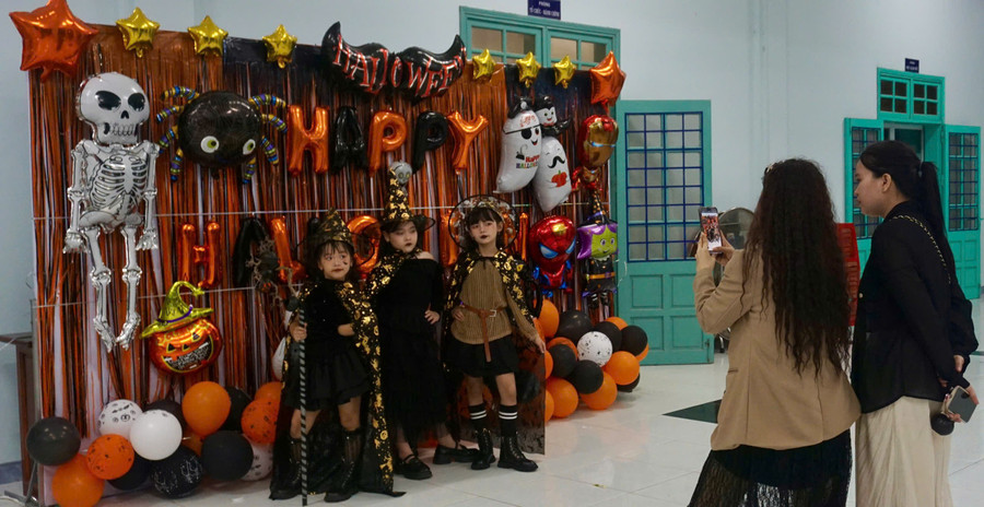 Parents take the opportunity to “check in” their children before the costume party. Photo: D.L halloween-ngap-tran-tieng-cuoi-5.jpg