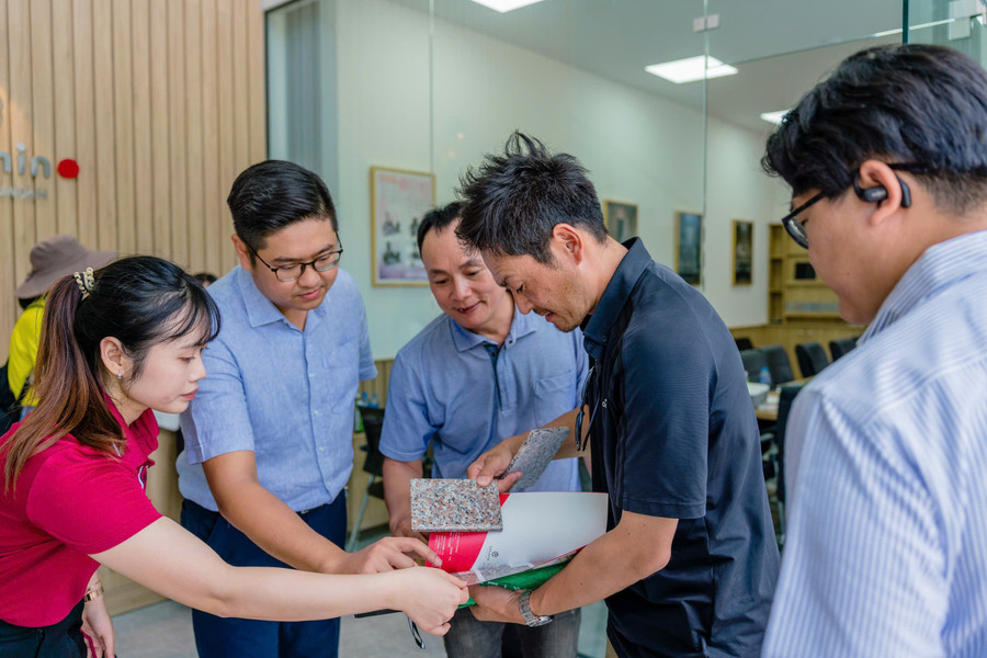 Vũ Hồng Quân (second from left) introduces granite products to Japanese partners. Photo: Provided by subject doanh-nhan-tre-vu-hong-quan-2.jpg
