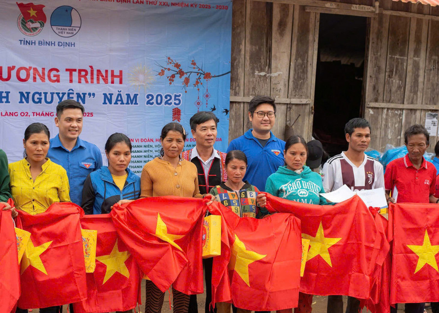 Visiting and presenting gifts to residents of O2 village during Lunar New Year 2025. Photo: Provided by subject doanh-nhan-tre-vu-hong-quan-8.jpg