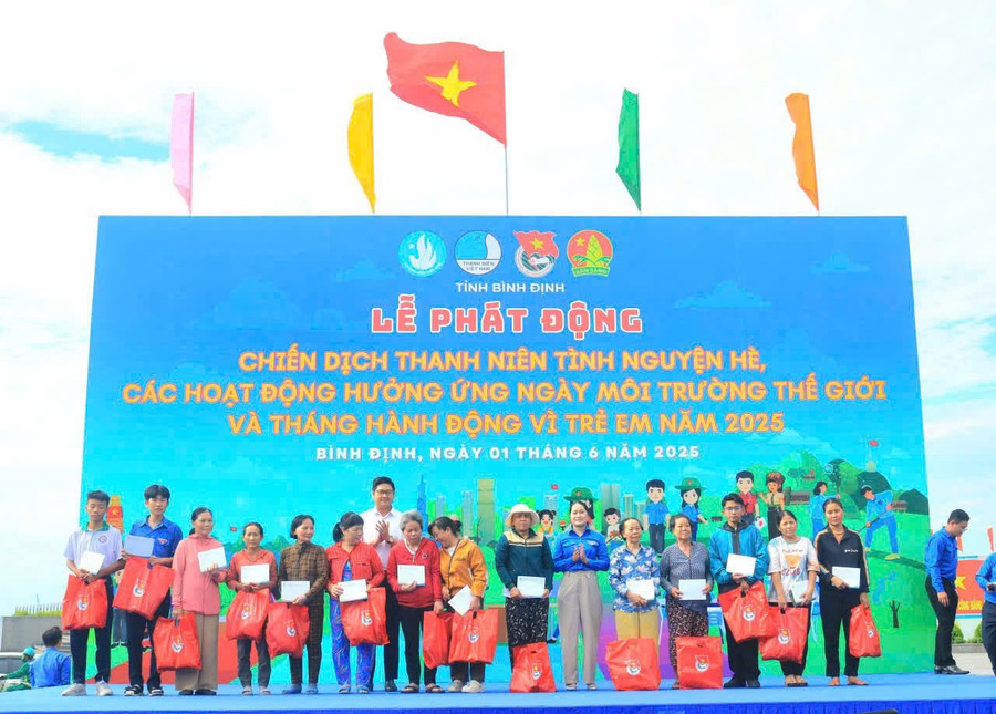 Distributing gifts to disadvantaged individuals during Action Month for Children 2025, as part of the Summer Volunteer Youth Campaign. Photo: Provided by subject doanh-nhan-tre-vu-hong-quan-9.jpg
