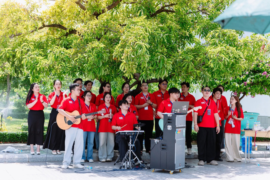 The QNU Youth Connection Club performs to welcome new students. Photo: D.L img-8144.jpg