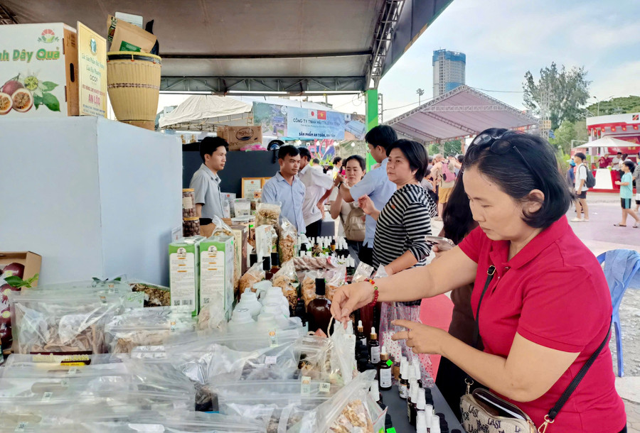 Both locals and tourists visit OCOP product booths. img-8159.jpg