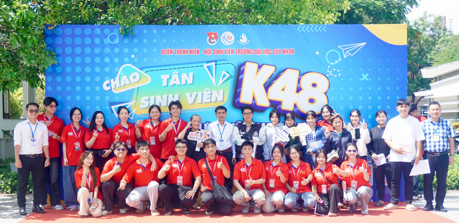 Rector of Quy Nhon University, Đoàn Đức Tùng, takes a photo with the members of Youth Union, QNU Youth Connection Club, parents and new students. Photo: D.L Rector of Quy Nhon University, Đoàn Đức Tùng, takes a photo with the members of Youth Union, QNU Youth Connection Club, parents and new students. Photo: D.L