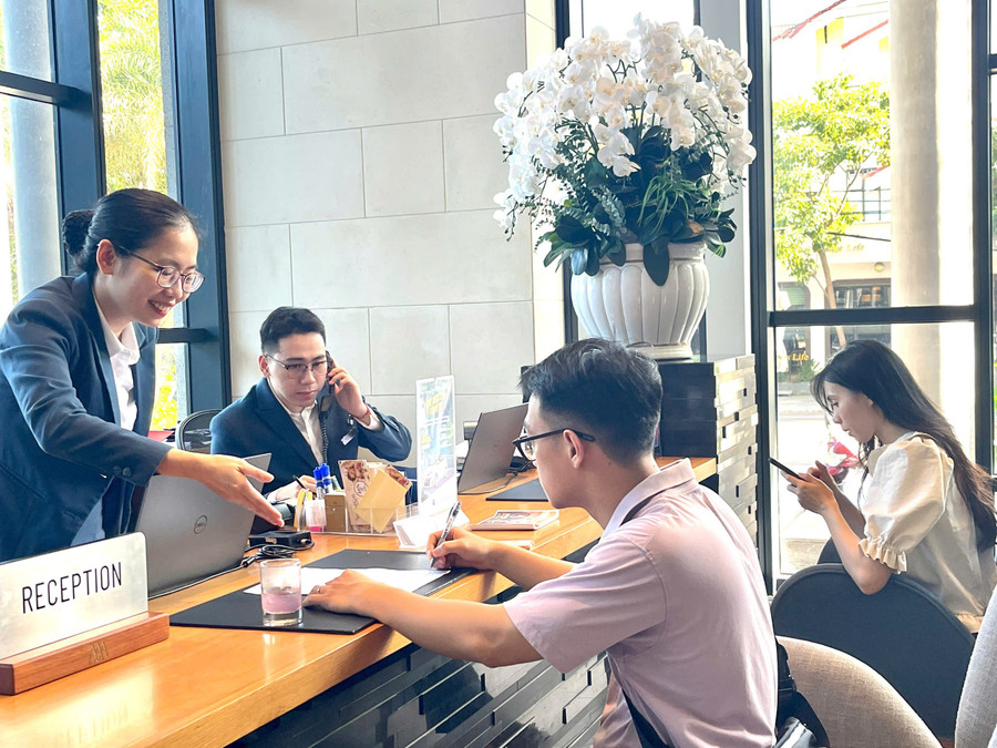 Receptionists at Anya Premier Quy Nhon Hotel checking in guests. anya.jpg