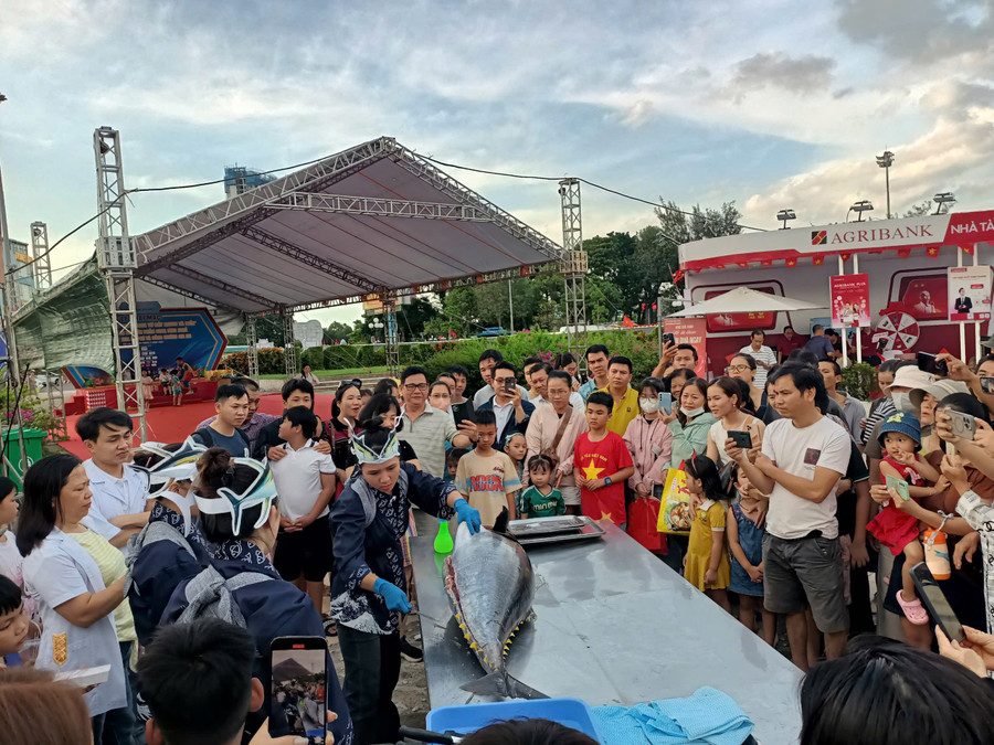 Live demonstration of butchering and filleting ocean tuna. img-8161.jpg