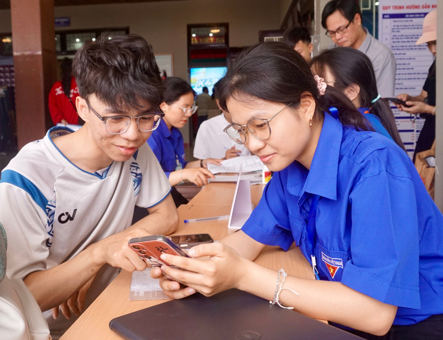 Members of Quy Nhon University’s Youth Union assist new students in finding accommodation. Photo: D.L dsc02892.jpg
