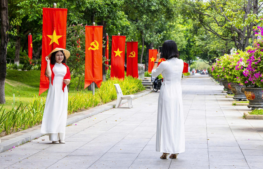 Locals and tourists take the opportunity to check in with the red flags on Nguyen Tat Thanh Street. dungnhan3.jpg