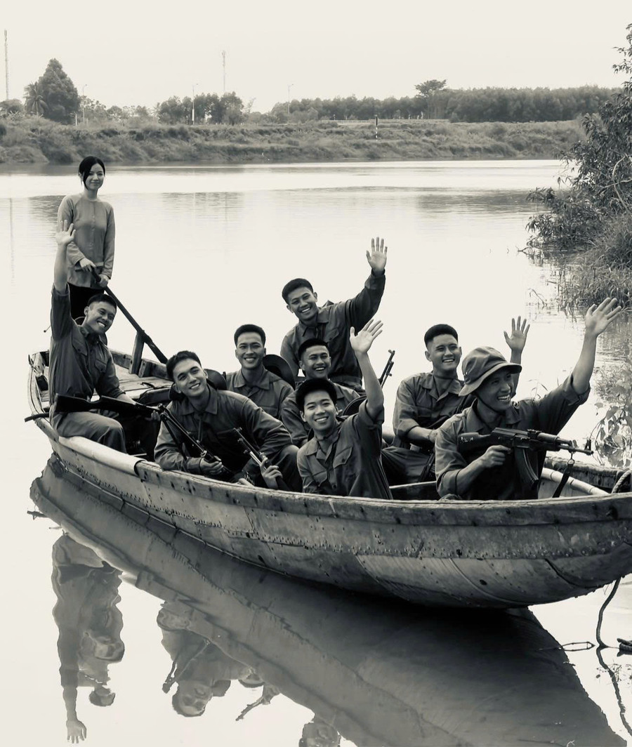Hồng (left) ferries soldiers across the Thạch Hãn River. Photo: Provided by the artist Hồng (left) ferries soldiers across the Thạch Hãn River. Photo: Provided by the artist
