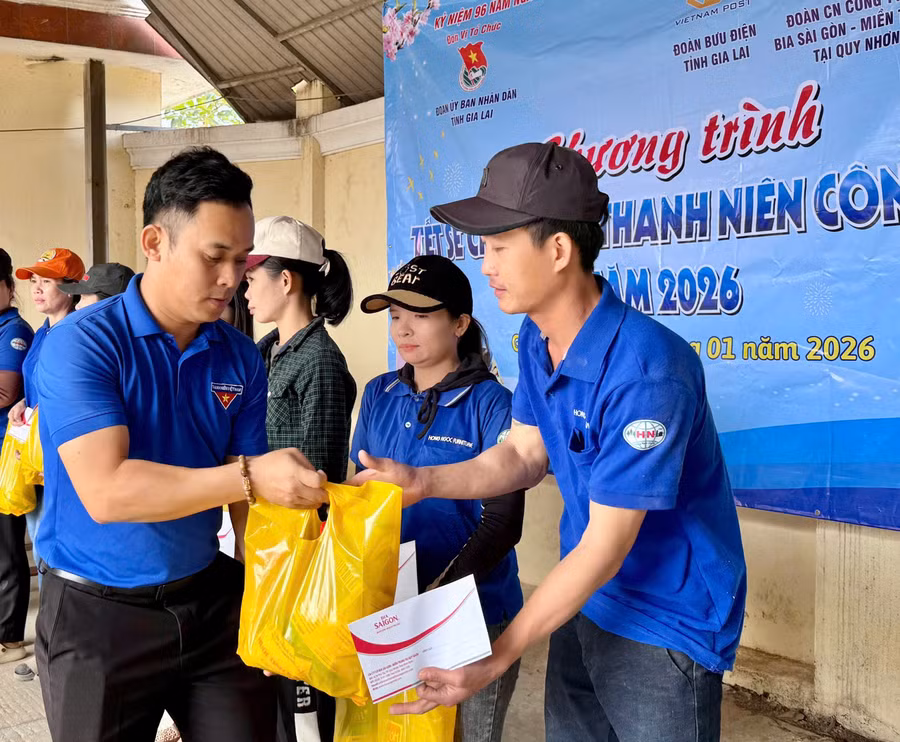 doan-ubnd-tinh-tang-qua-cho-thanh-nien-cong-nhan-2.jpg