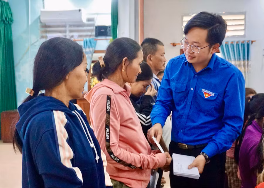 tinh-doan-thanh-doan-tp-hcm-trao-qua-cho-nguoi-dan-vung-bao-8-3666.jpg