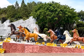 Eight horses mascot cluster installed at Đại Đoàn Kết Square in Pleiku