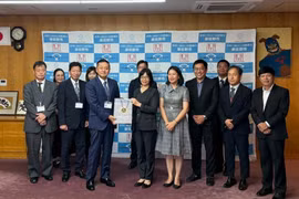 Nguyen Thi Thanh Lich, Vice Chairwoman of the Gia Lai provincial People's Committee, presents gifts to the leaders of Izumisano City.