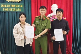 Two sisters, Kpă H’Nghi and Kpă Việt, have submitted voluntary applications to fulfill their duty of joining the People's Public Security Forces.
