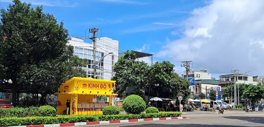 A mooncake stall on Lê Lai Street, Pleiku Ward, Gia Lai. Photo: Bảo Ngọc z6935917242131-239ffa302d70d108d0c8c82f851bf3bd-2234.jpg