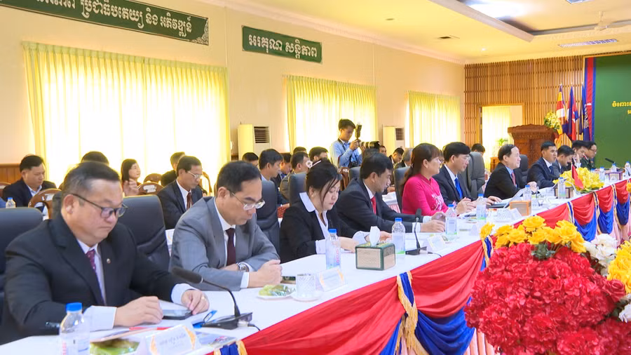 Gia Lai province delegates visit and extend New Year greetings in Ratanakiri province. Photo: R'Piên