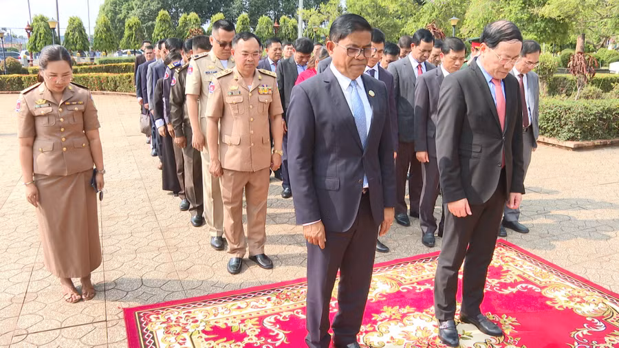 Leaders of Gia Lai and Ratanakiri provinces lay flowers at the Vietnam - Cambodia Friendship Monument in Ban Lung city, Ratanakiri province. Photo: R'Piên