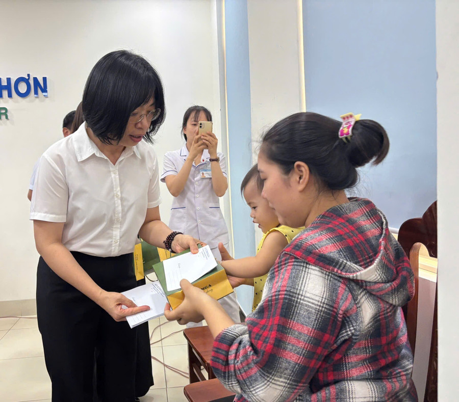 Vice Chairwoman Nguyễn Thị Thanh Lịch presents gifts to children receiving treatment at Quy Nhơn Medical Center. Photo: Đoàn Bình z7070535029332-e54c329606e406807ed4a228192057d4.jpg