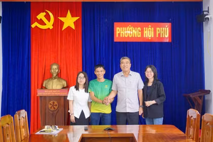 Hoi Phu Ward Accompanies "Running Eccentric" Nguyen Van Long