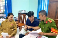 An Nhon Nam Ward police officers guide and assist residents in registering permanent residence for their children through the VNeID application. Photo: Nguyen Chon