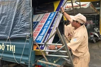 Pleiku ward cracks down on sidewalk encroachment, illegal signage