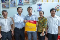 Secretary of the Provincial Party Committee Hồ Quốc Dũng Pays Tribute to Policy Beneficiaries and Outstanding Contributors in Quy Nhơn Ward