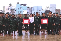Vice Chairwoman of the Provincial People's Committee Nguyễn Thị Thanh Lịch visits and encourages military units participating in efforts to overcome the aftermath of the floods.