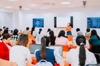 Officials and teachers participate in training on applying AI in teaching.