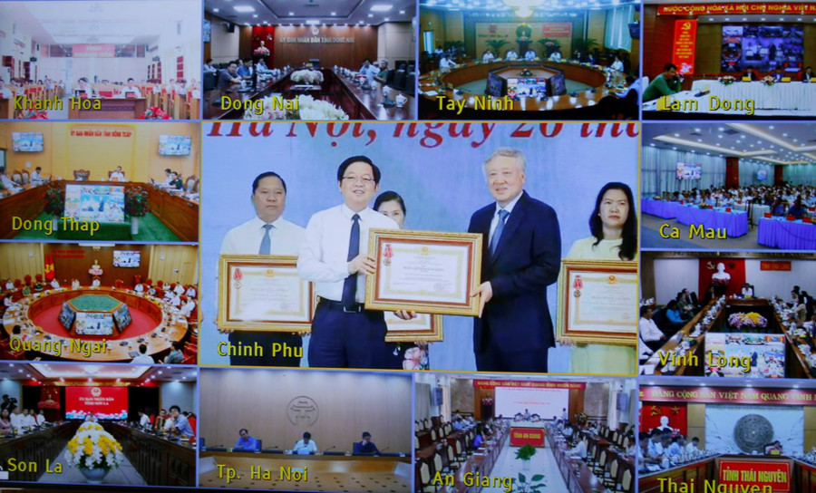 Permanent Deputy Prime Minister Nguyen Hoa Binh presents the Third-class Labor Order to Gia Lai province (photo taken from the screen). Photo: N.H 4.jpg