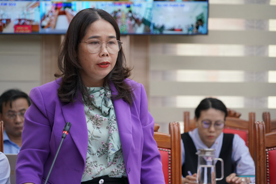 Director of the Department of Culture, Sports and Tourism Đỗ Thị Diệu Hạnh discusses and clarifies issues of concern raised by commune and ward governments at the conference. Photo: N.H Director of the Department of Culture, Sports and Tourism Đỗ Thị Diệu Hạnh discusses and clarifies issues of concern raised by commune and ward governments at the conference. Photo: N.H