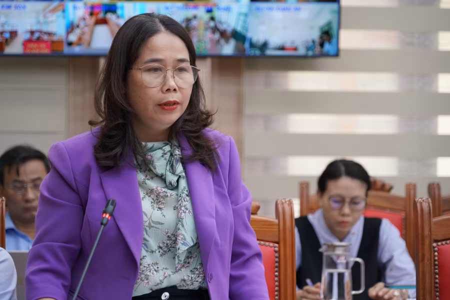 Director of the Department of Culture, Sports and Tourism Đỗ Thị Diệu Hạnh discusses and clarifies issues of concern raised by commune and ward governments at the conference. Photo: N.H