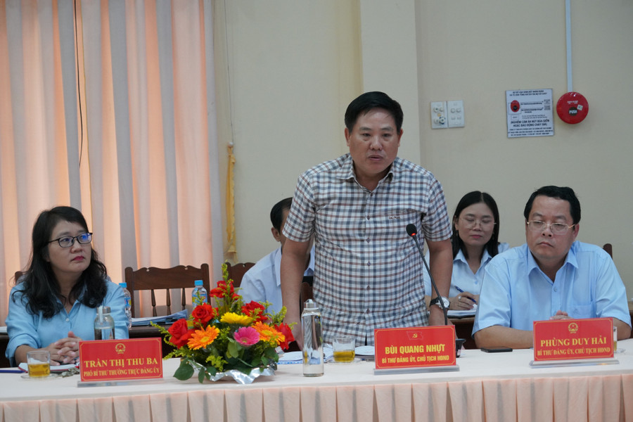 A representative from the Phù Mỹ Nam commune leadership reports on operations after more than three months under the two-tier local government model. Photo: N.H 3.jpg