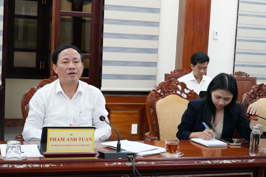 Chairman of the Gia Lai Provincial People’s Committee Pham Anh Tuan (left) affirmed that Gia Lai always creates favorable conditions for Korean investors to promote investment in the province. Photo: N.H 2.jpg