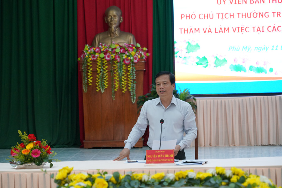Standing Vice Chairman of the Provincial People’s Committee Nguyễn Tuấn Thanh delivers directives at the working session. Photo: N.H 1.jpg