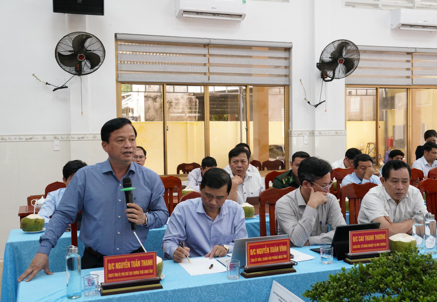 Standing Vice Chairman of the Provincial People’s Committee Nguyen Tuan Thanh (standing) speaks at the working session. Photo: N.H a4.jpg