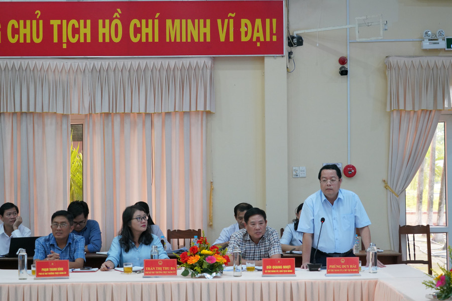 A representative from the Phù Mỹ commune leadership reports on the locality’s socio-economic development in the first nine months of the year. Photo: N.H 2.jpg