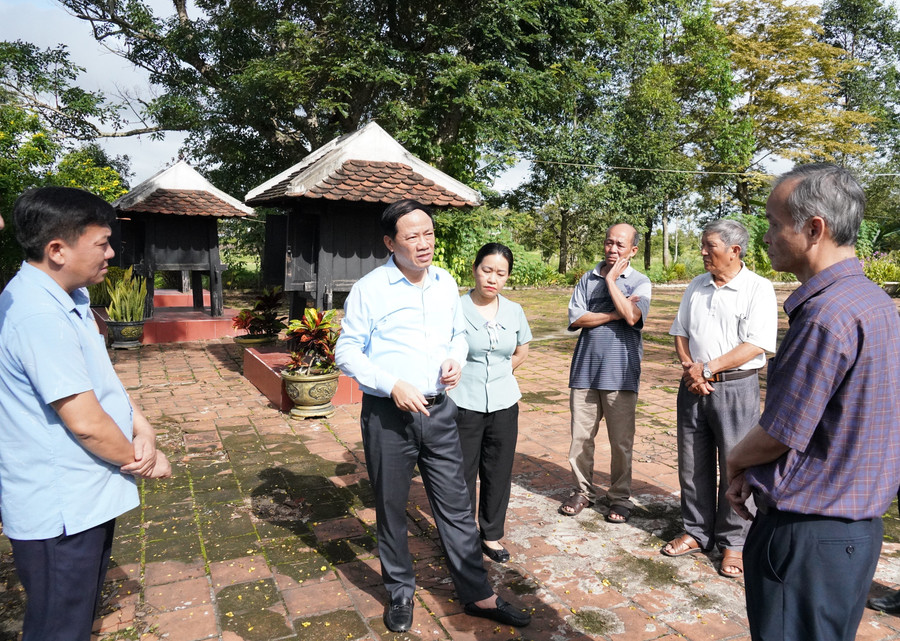 Chairman of the Provincial People’s Committee Phạm Anh Tuấn visits the An Khê Trường Relic—a special national site in An Khê Ward. Photo: N.H 9.jpg