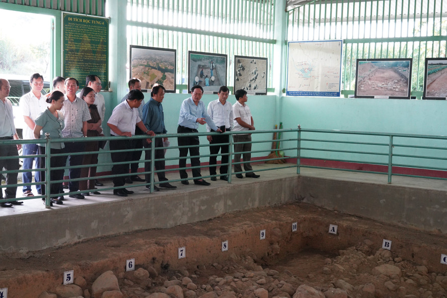 Chairman of the Provincial People’s Committee Phạm Anh Tuấn surveys tourism development potential at the Rộc Tưng archaeological site (An Xuân 3 Hamlet, Cửu An Commune). Photo: N.H 7.jpg