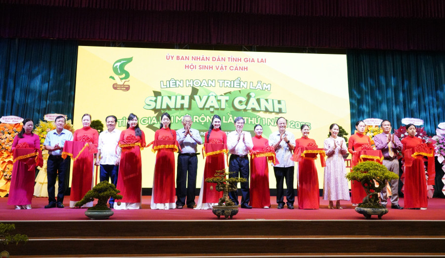 Delegates cut the ribbon to open the 1st Gia Lai provincial ornamental creatures exhibition and festival 2025. Photo: N.H 1.jpg