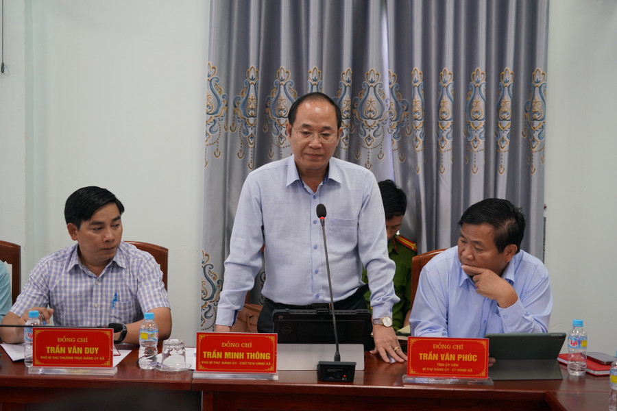 Leaders of Phù Mỹ Đông Commune report on the results after two months of operating the two-tier government model and the local socio-economic development situation. Photo: N.H a4.jpg
