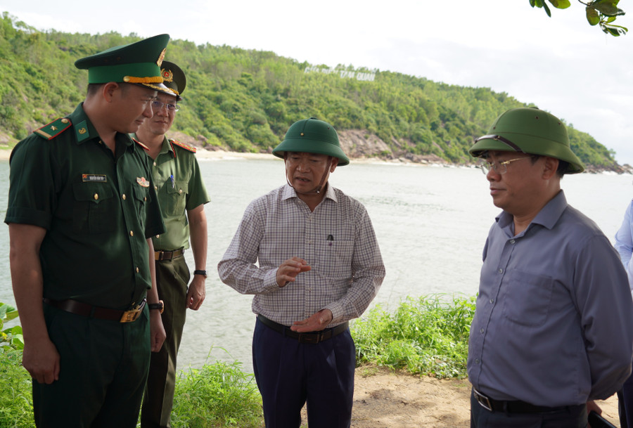 Provincial Party Secretary Thai Dai Ngoc (center) inspects the siltation situation at the Tam Quan fishing port channel (Hoai Nhon Bac Ward). Photo: N.H a1.jpg