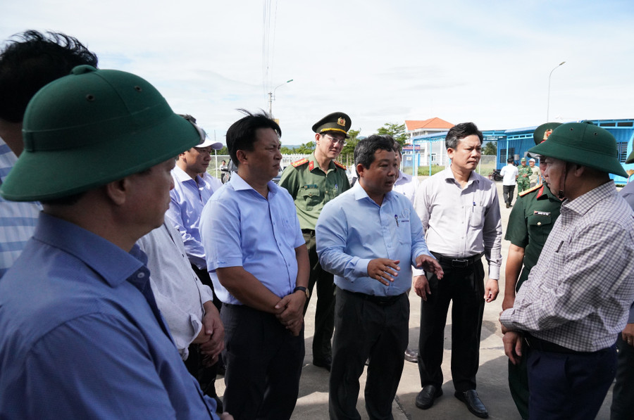 Provincial Party Secretary Thai Dai Ngoc (first from right) listens to a report from the Tam Quan Fishing Port Management Board on local fishermen’s fisheries activities. Photo: N.H a6.jpg